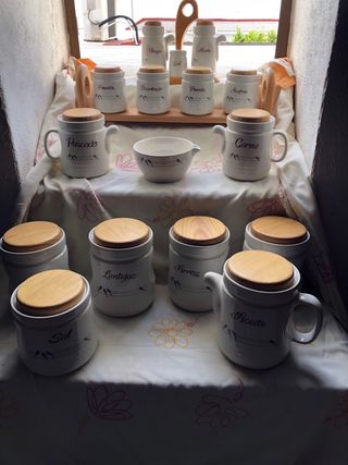 Set di contenitori in ceramica per la cucina