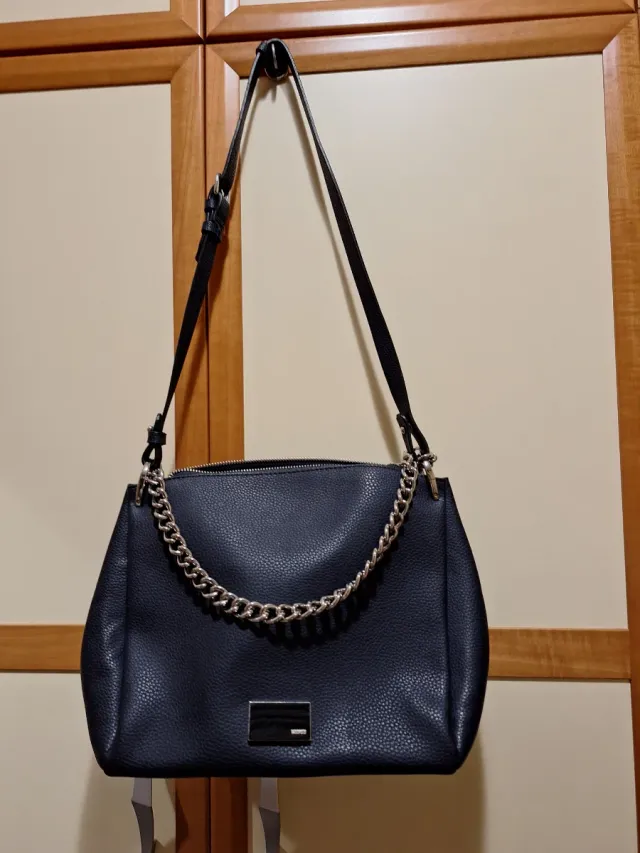 Bolso negro con cadena