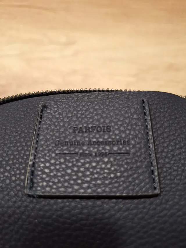 Bolso negro con cadena