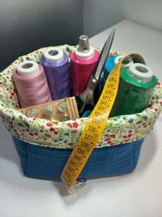 Cesta multiusos hecha a mano. los artículos no