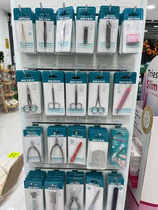 Expositor Beter con productos de manicura