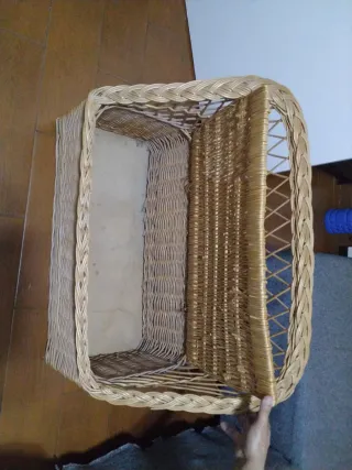 Cesta de mimbre con cojín estampado