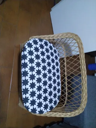 Cesta de mimbre con cojín estampado