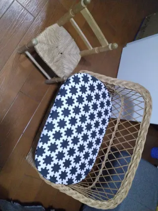 Cesta de mimbre con cojín estampado