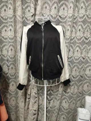 Chaqueta Bomber Bershka Negra y Blanca Talla S