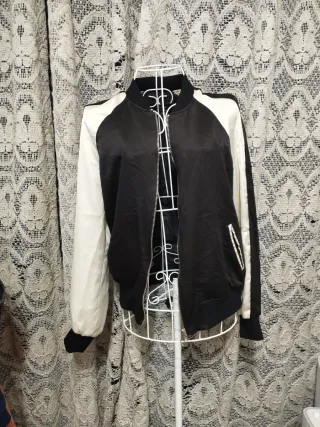 Chaqueta Bomber Bershka Negra y Blanca Talla S