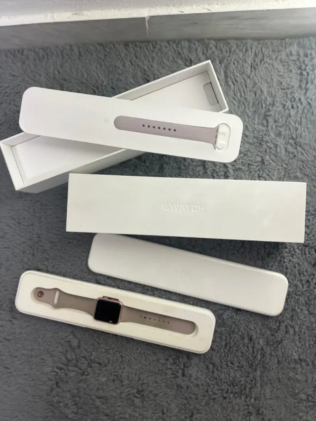 Apple Watch con scatola e cinturino rosa