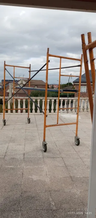 Andamio de obra con ruedas