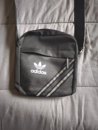 Dos bolso  una d marca Adidas y el otro vexave