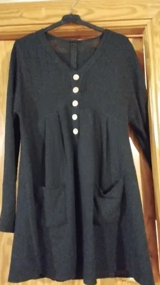 Vestido negro con botones y bolsillos
