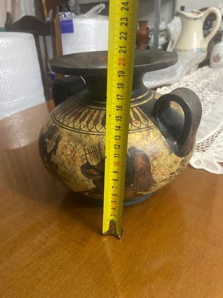 Ánfora de cerámica antigua