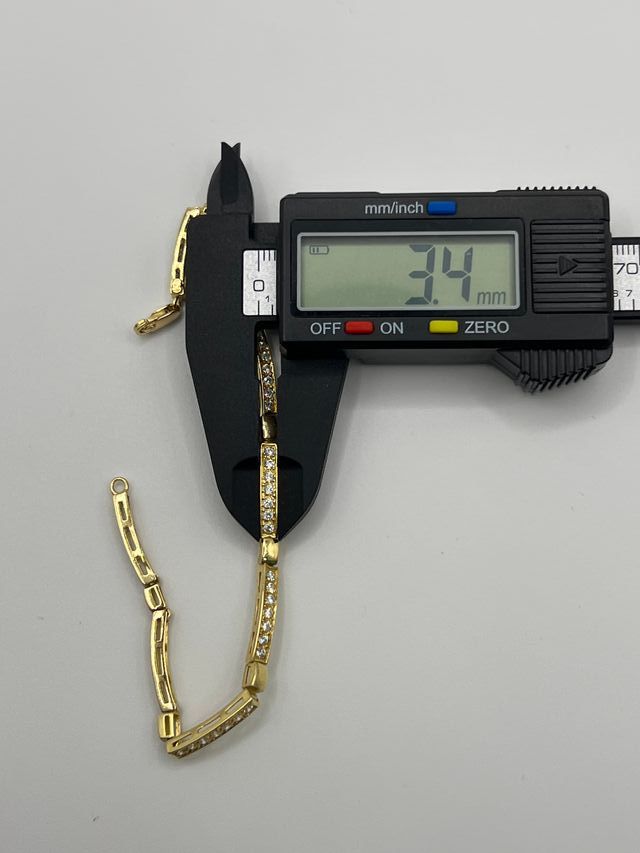 Bracciale in oro 18k con ciondoli di zirconi Peso: 10 gr.