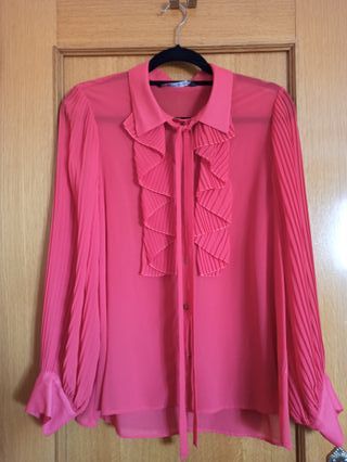 Blusa Roja Volantes y Lazada marca ZARA