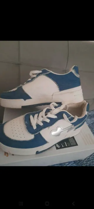 Zapatillas deportivas blancas y azules