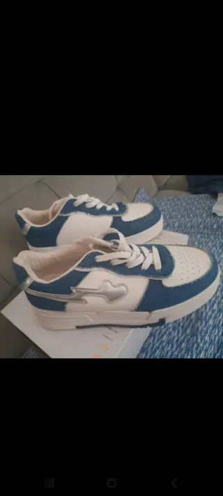 Zapatillas deportivas blancas y azules