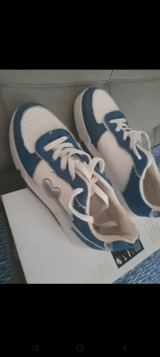 Zapatillas deportivas blancas y azules
