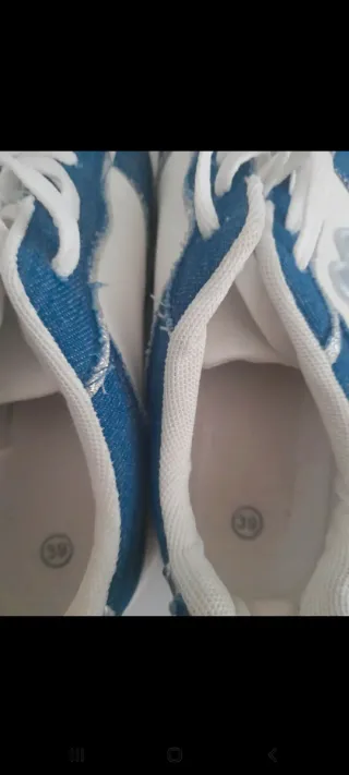 Zapatillas deportivas blancas y azules