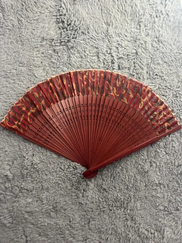 Ventilatore in legno con design floreale