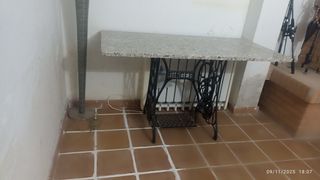 Mesa de mármol y maquina Singer