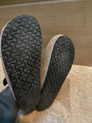 Zuecos de terciopelo beige con hebilla