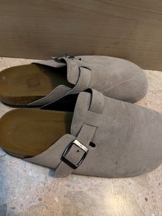 Zuecos de terciopelo beige con hebilla