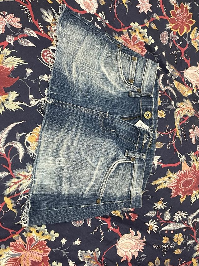 Falda vaquera mini desgastada