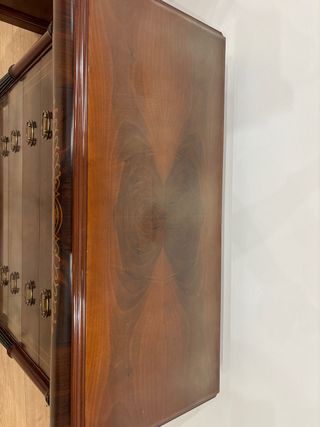Cómoda de madera con detalles dorados