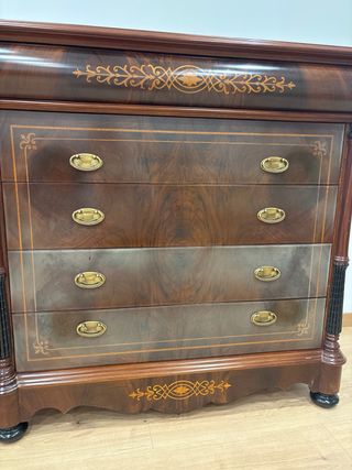 Cómoda de madera con detalles dorados