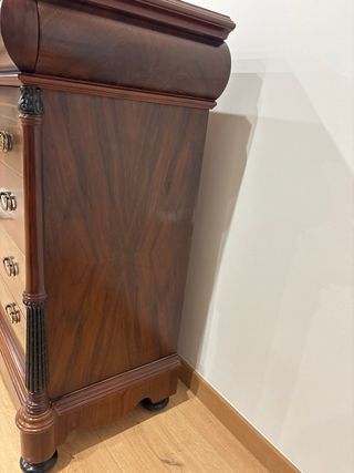 Cómoda de madera con detalles dorados