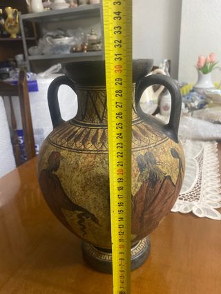 Ánfora de cerámica antigua