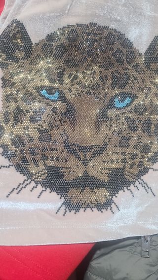 Camiseta Tatu con pedrería de leopardo