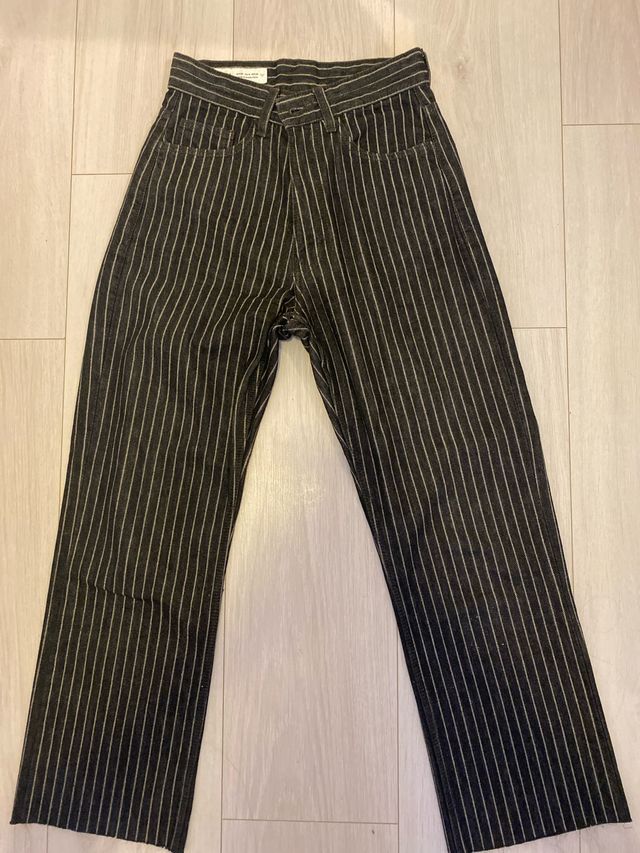 Vaqueros de rayas negros y blancos