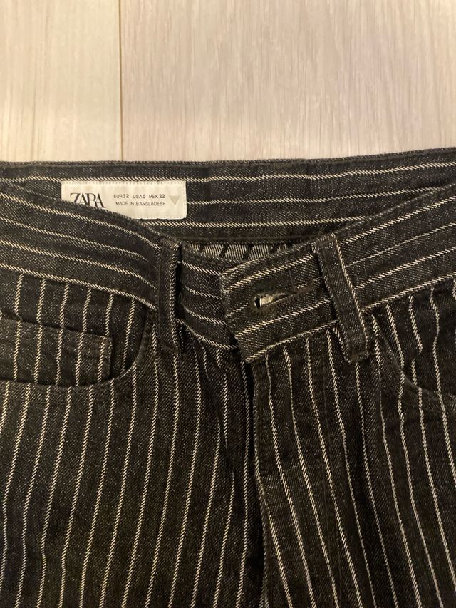 Vaqueros de rayas negros y blancos