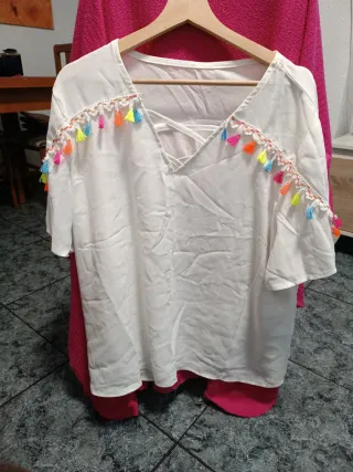 Camisa blanca manga corta con flecos