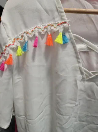 Camisa blanca manga corta con flecos