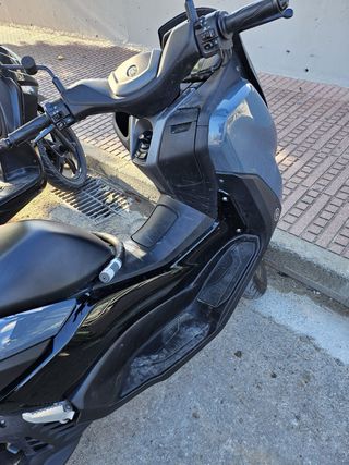 Yamaha NMAX 125 gris - 9900 km