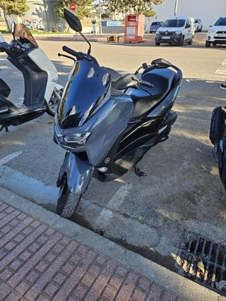 Yamaha NMAX 125 gris - 9900 km