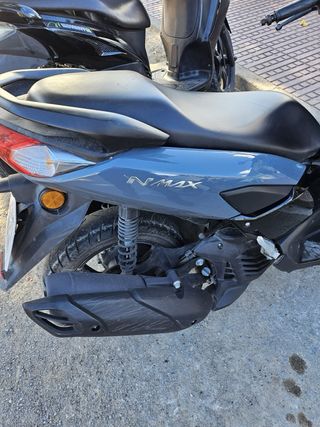 Yamaha NMAX 125 gris - 9900 km