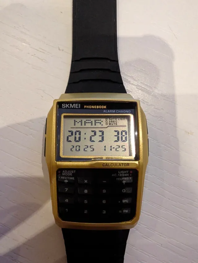 Reloj SKMEI Phonebook Calculadora Dorado