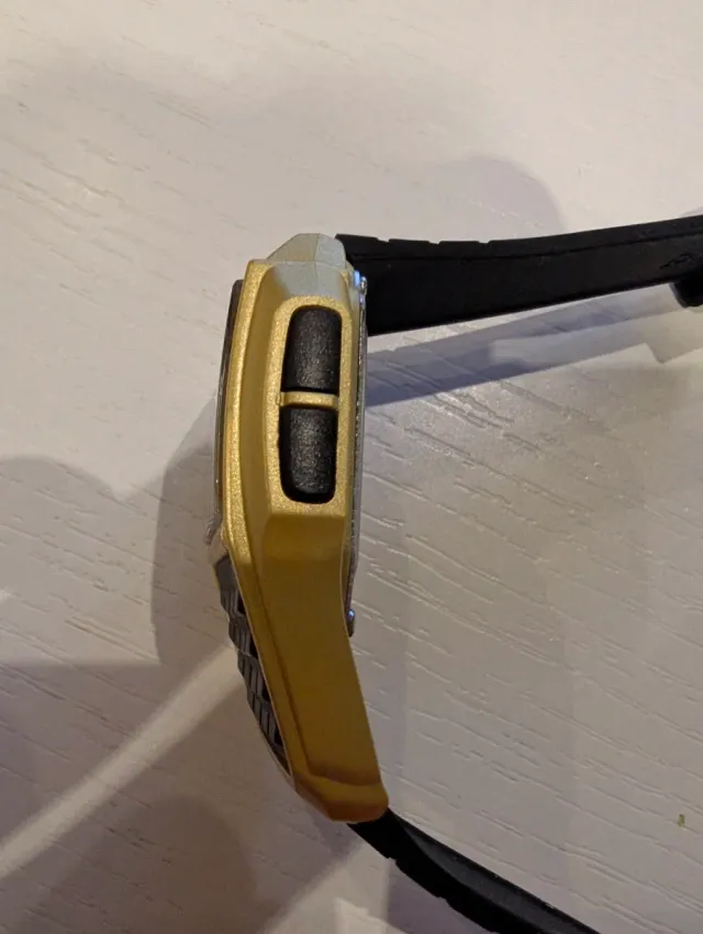 Reloj SKMEI Phonebook Calculadora Dorado