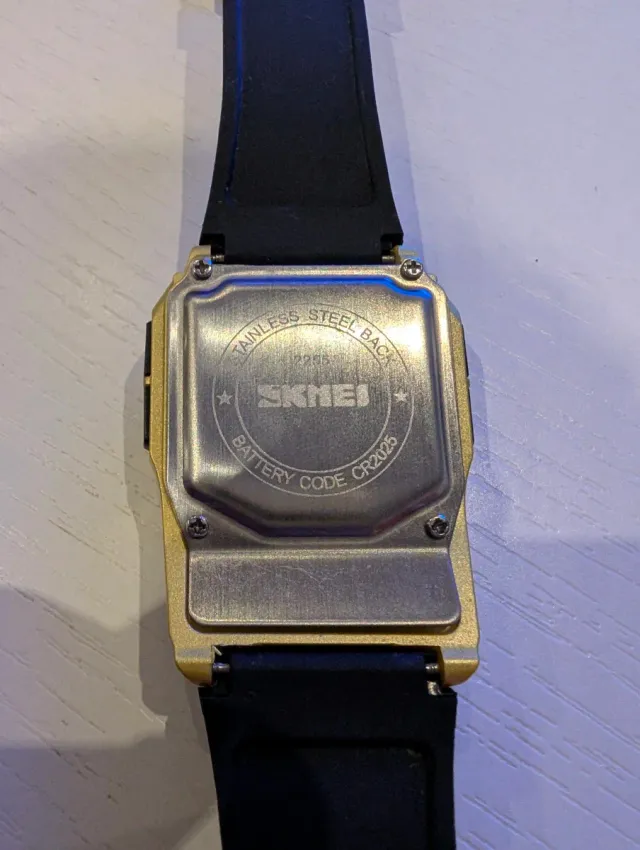 Reloj SKMEI Phonebook Calculadora Dorado