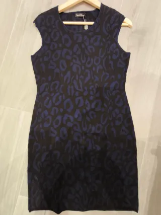 Vestido Pedro del Hierro de punto negro y azul.