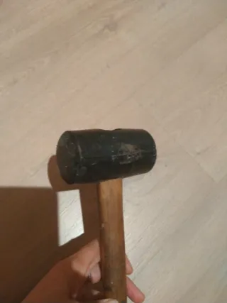 Maza de goma con mango de madera