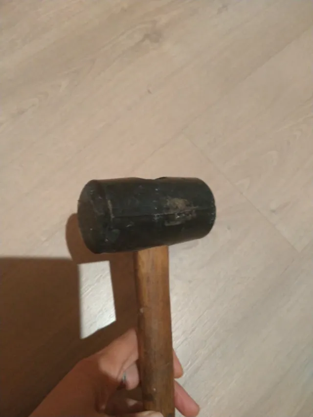 Maza de goma con mango de madera