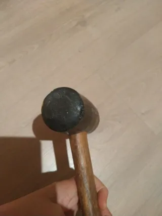 Maza de goma con mango de madera