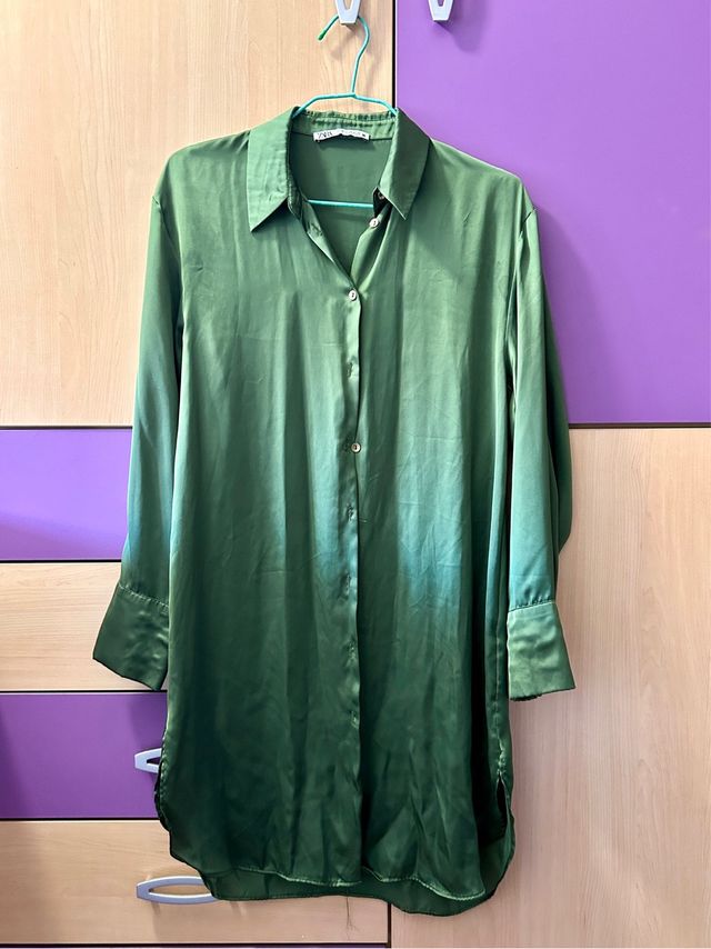 Vestido camisero Zara verde satinado
