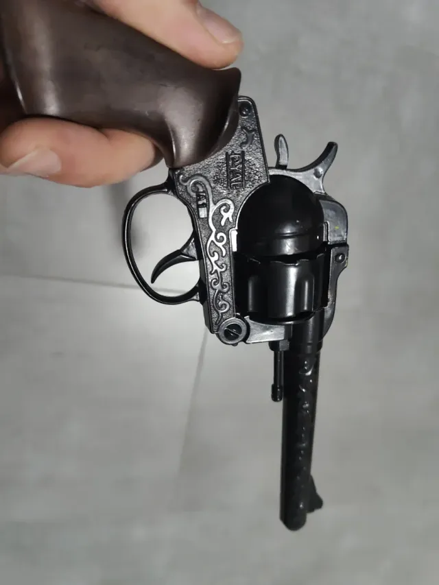 Pistola de juguete de metal