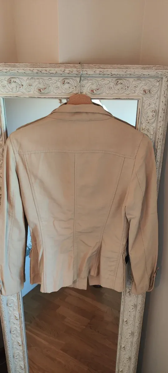 Chaqueta entallada beige entretiempo