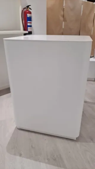 Expositores cubos blancos