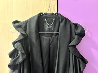 Blazer Guess hombros descubiertos negro